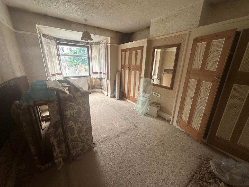Lot: 92 - THREE-BEDROOM HOUSE FOR IMPROVEMENT - Bedroom with bay window